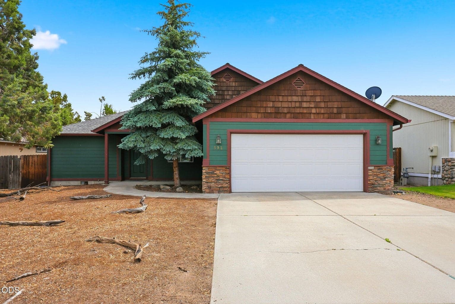 Photo of 592 Redwood Avenue 1 of 28