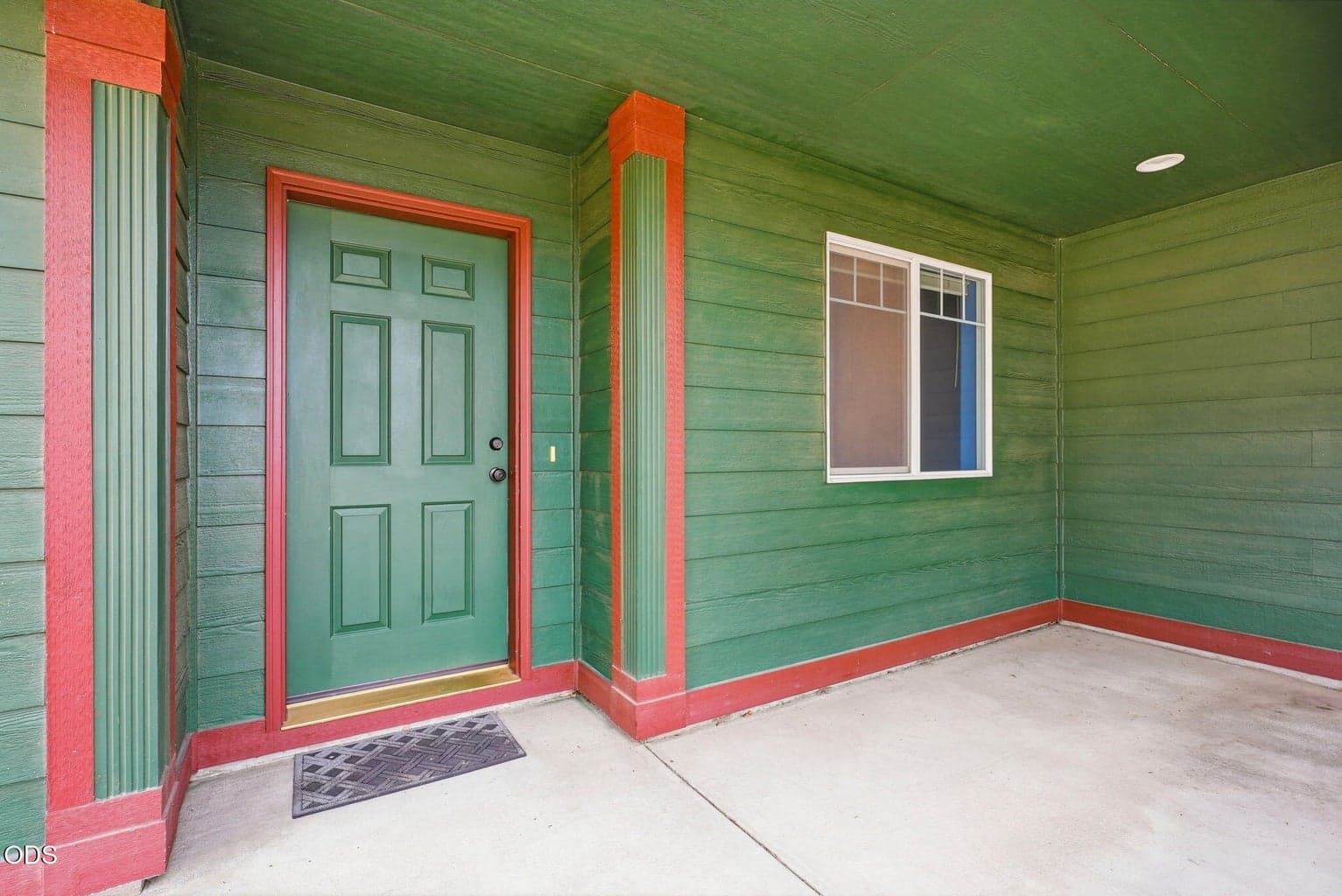 Photo of 592 Redwood Avenue 2 of 28