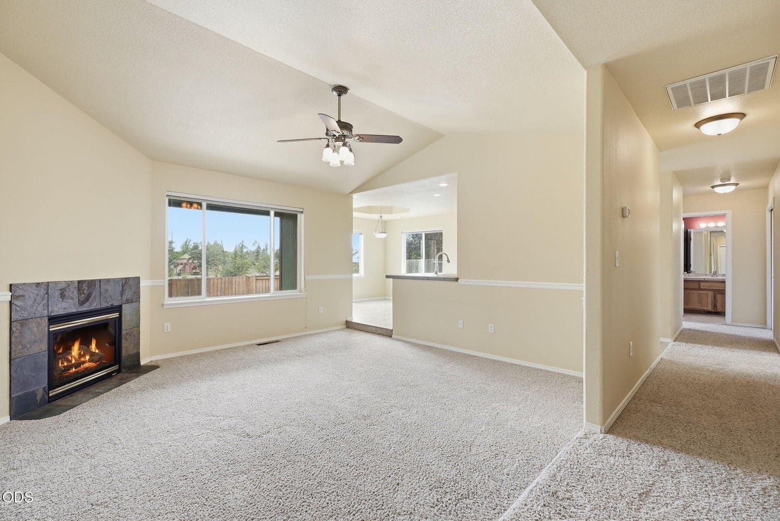 Photo of 592 Redwood Avenue 3 of 28