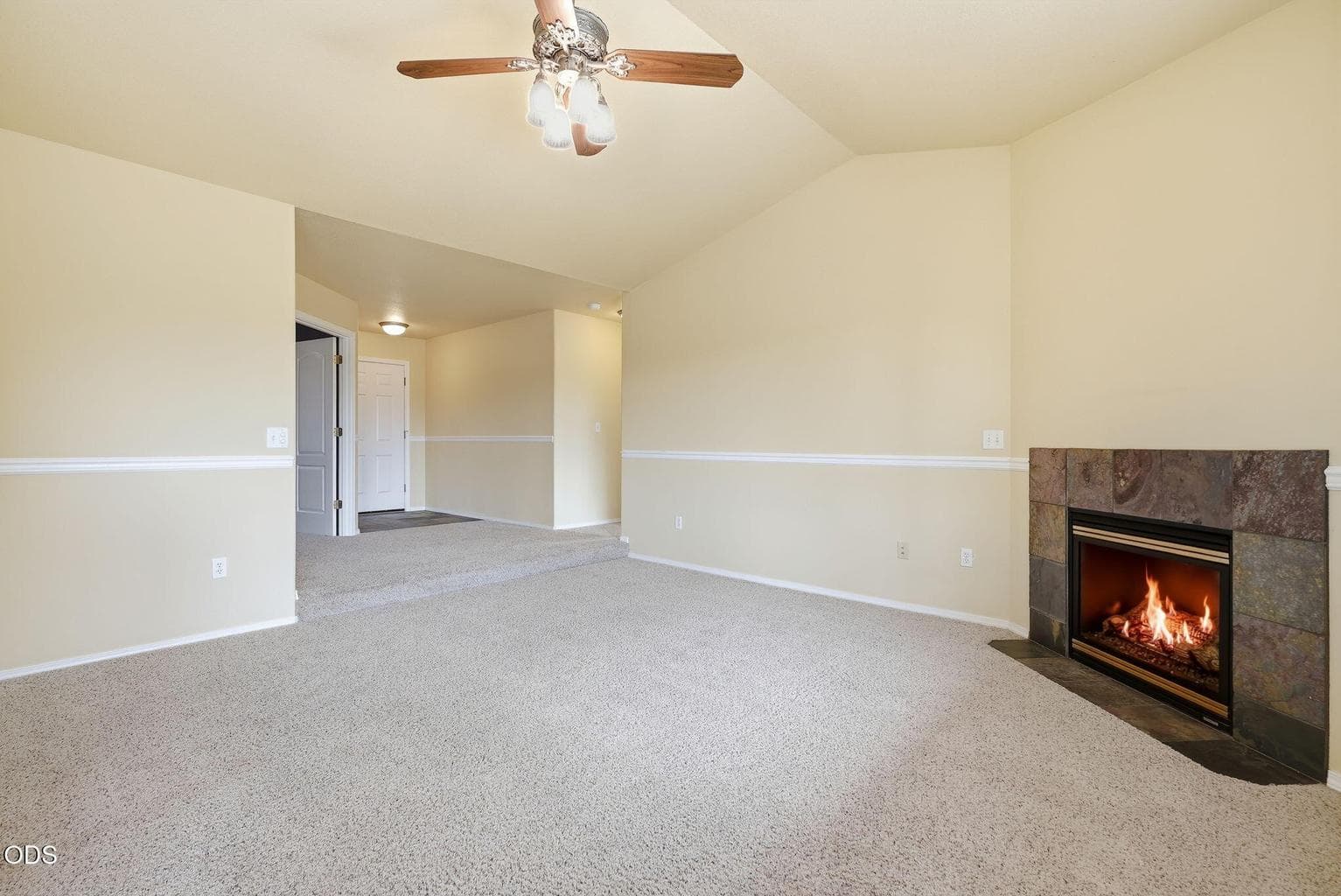 Photo of 592 Redwood Avenue 4 of 28