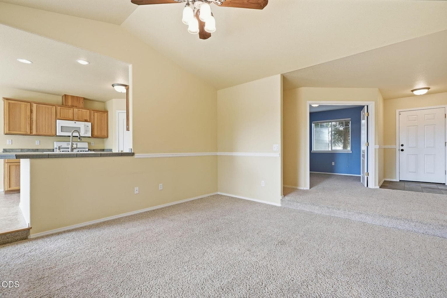 Photo of 592 Redwood Avenue 5 of 28