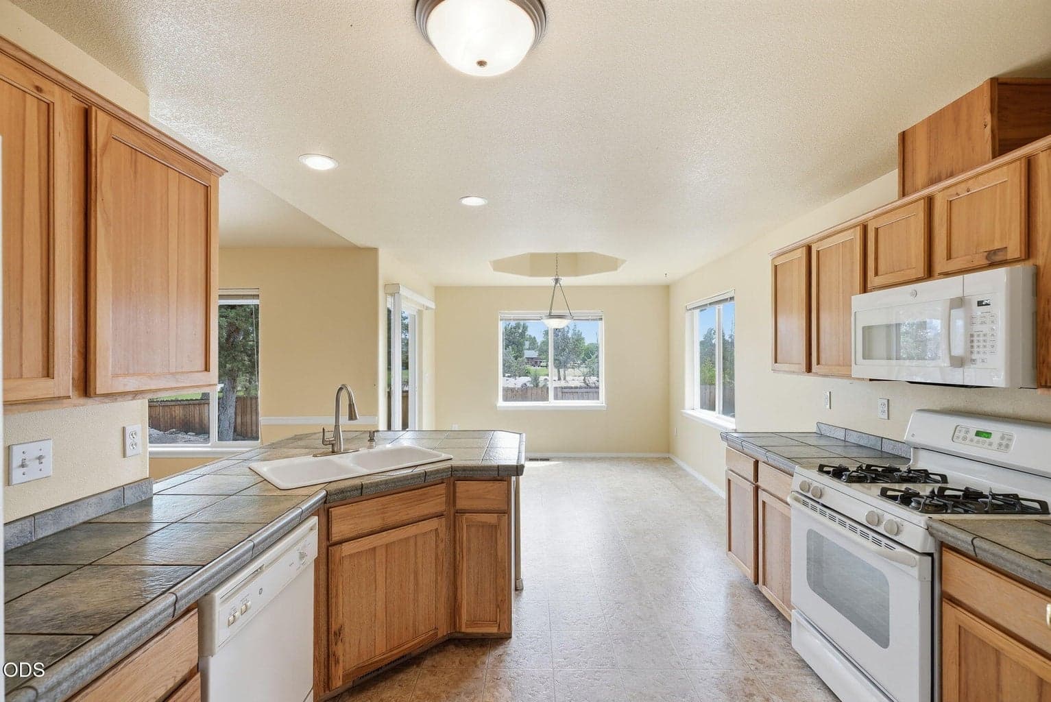 Photo of 592 NE Redwood Avenue 8 of 28