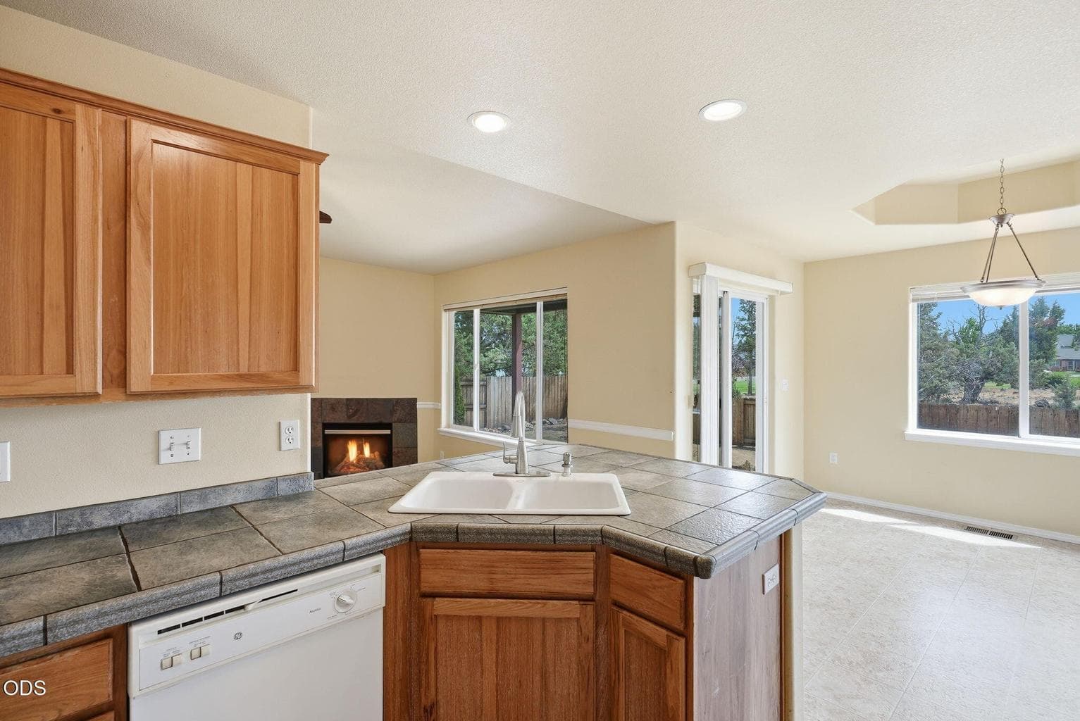 Photo of 592 NE Redwood Avenue 7 of 28