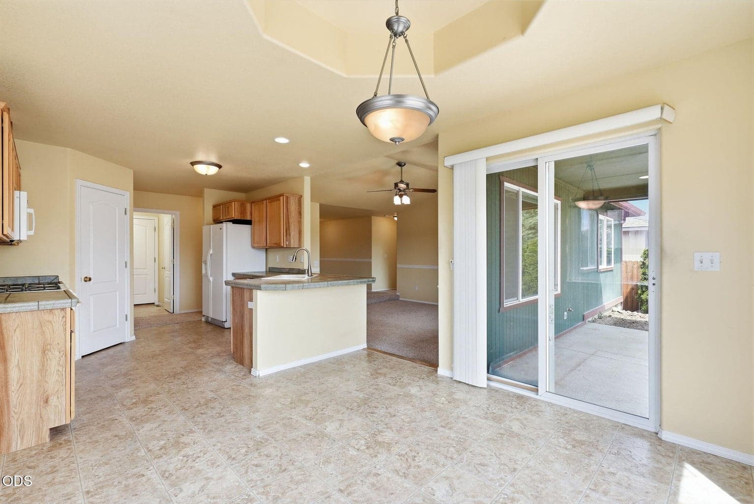 Photo of 592 NE Redwood Avenue 6 of 28