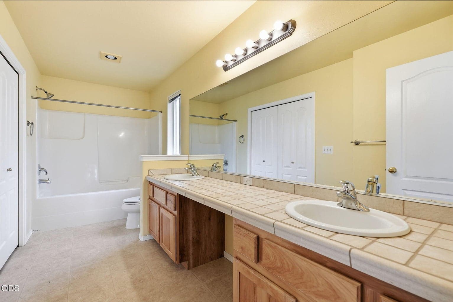 Photo of 592 NE Redwood Avenue 11 of 28