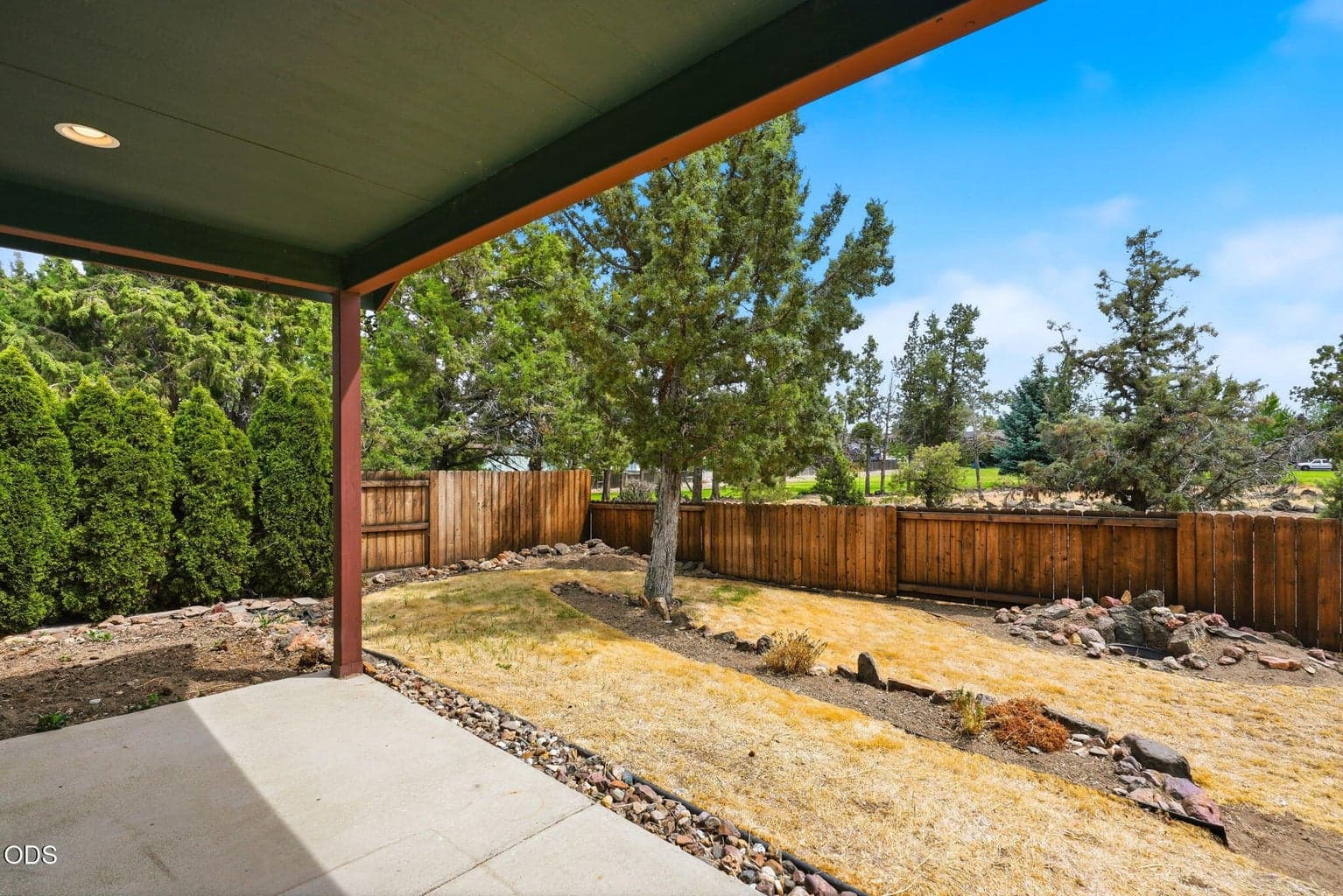 Photo of 592 NE Redwood Avenue 19 of 28