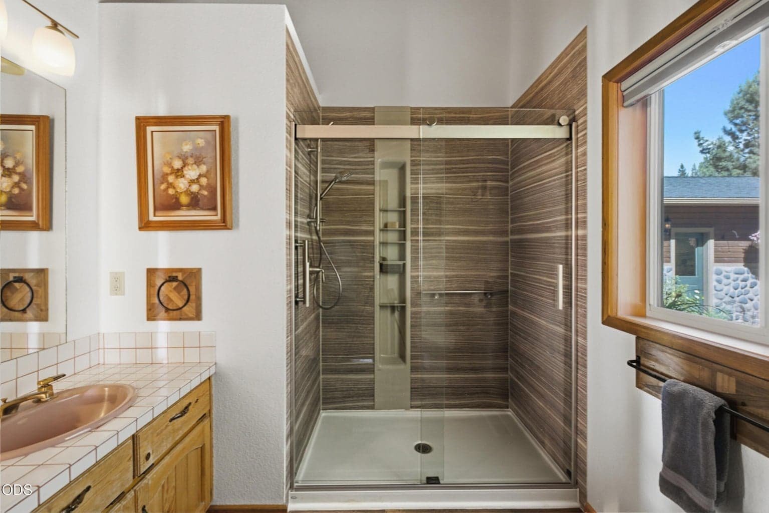 Hall/Guest Bathroom