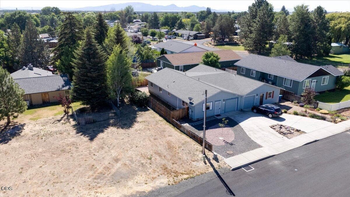 Photo of 2466 26th Street 4 of 25