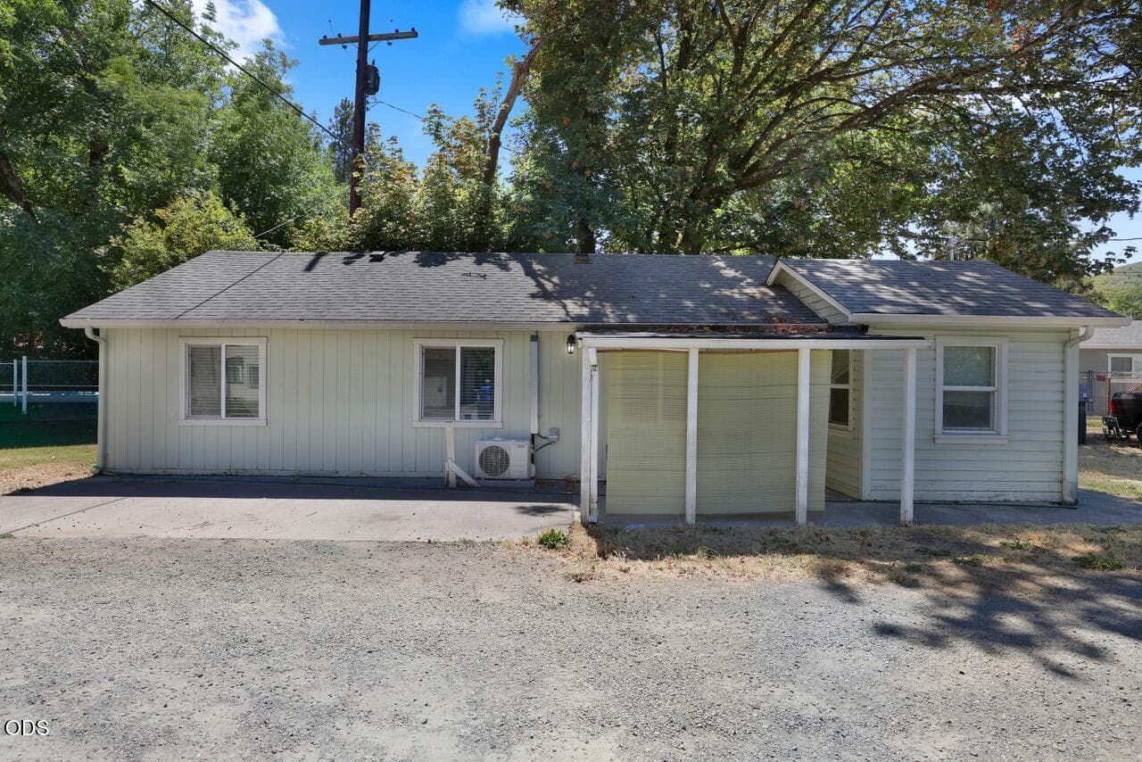Photo of 8278 Rogue River Highway 1 of 27