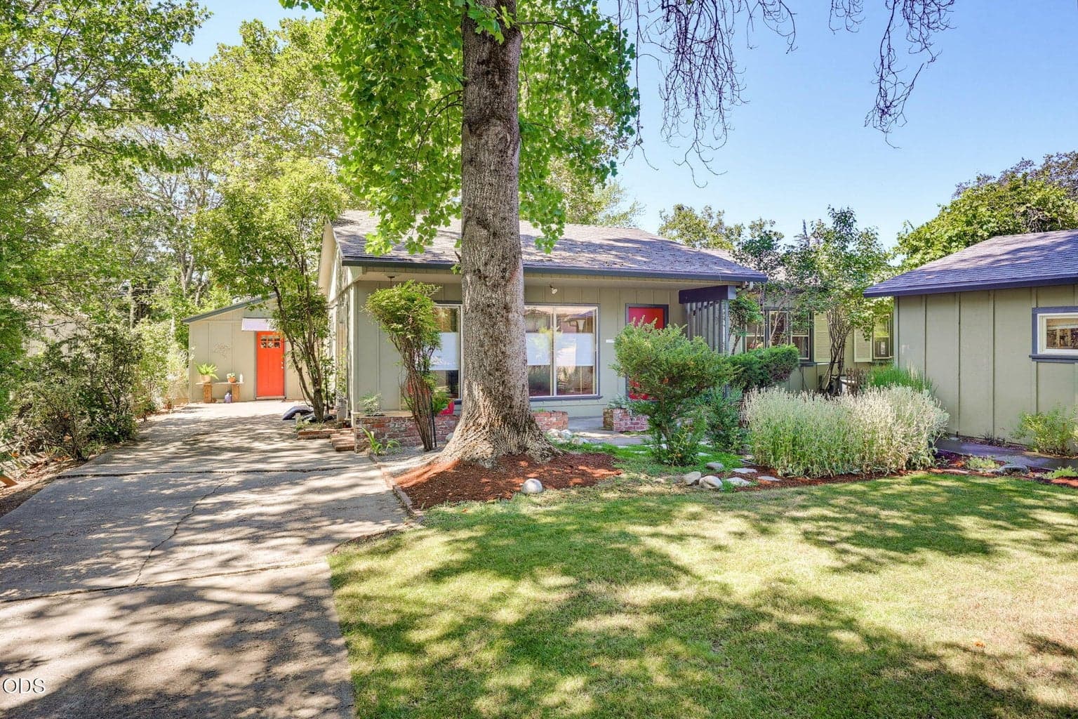 Photo of 1836 Woodlawn Drive 1 of 71
