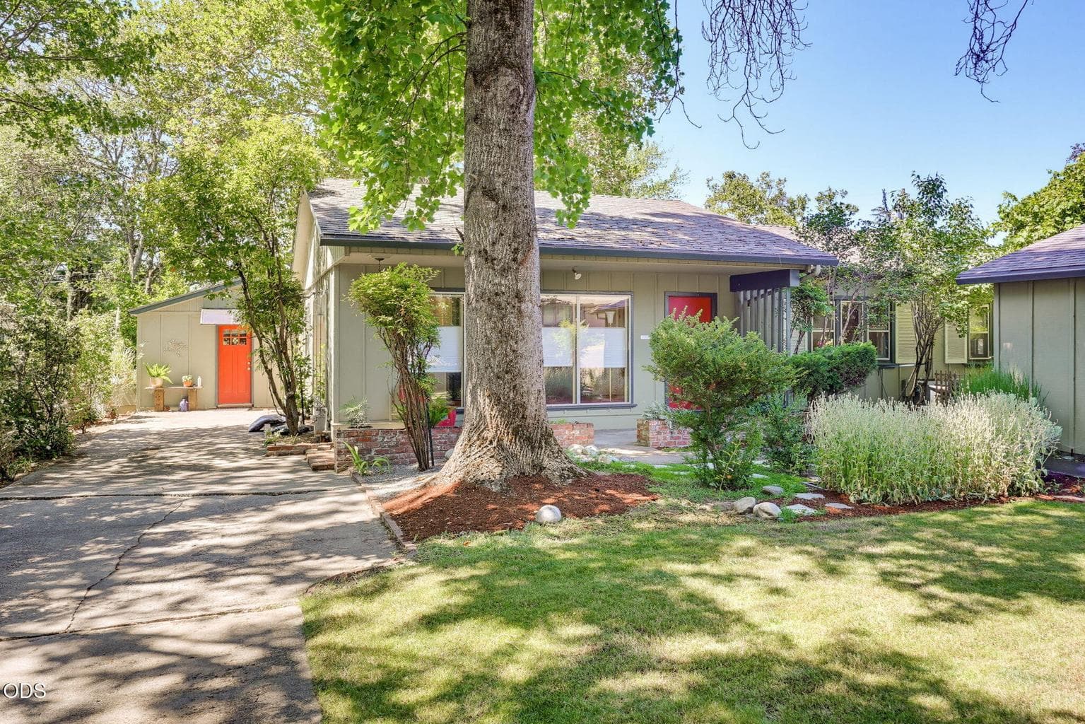 Photo of 1836 Woodlawn Drive 2 of 71