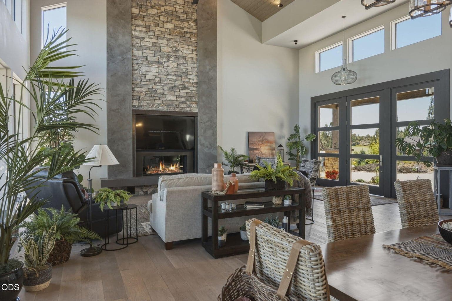 Great room w/ 26 ft ceiling