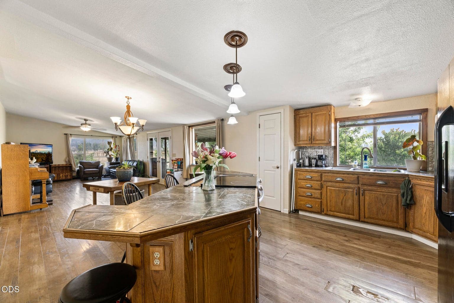 Photo of 14525 Natoma Avenue 4 of 37