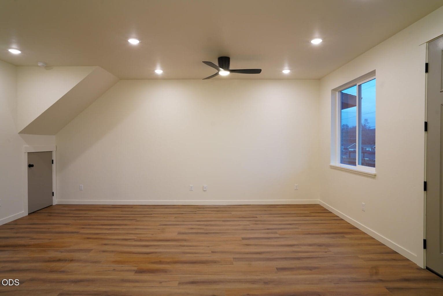 Photo of 1501 NE Laughlin Road 2 of 20