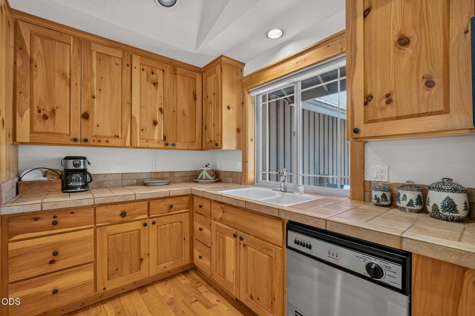 Photo of 57641 Splitrock Lane 8 of 39