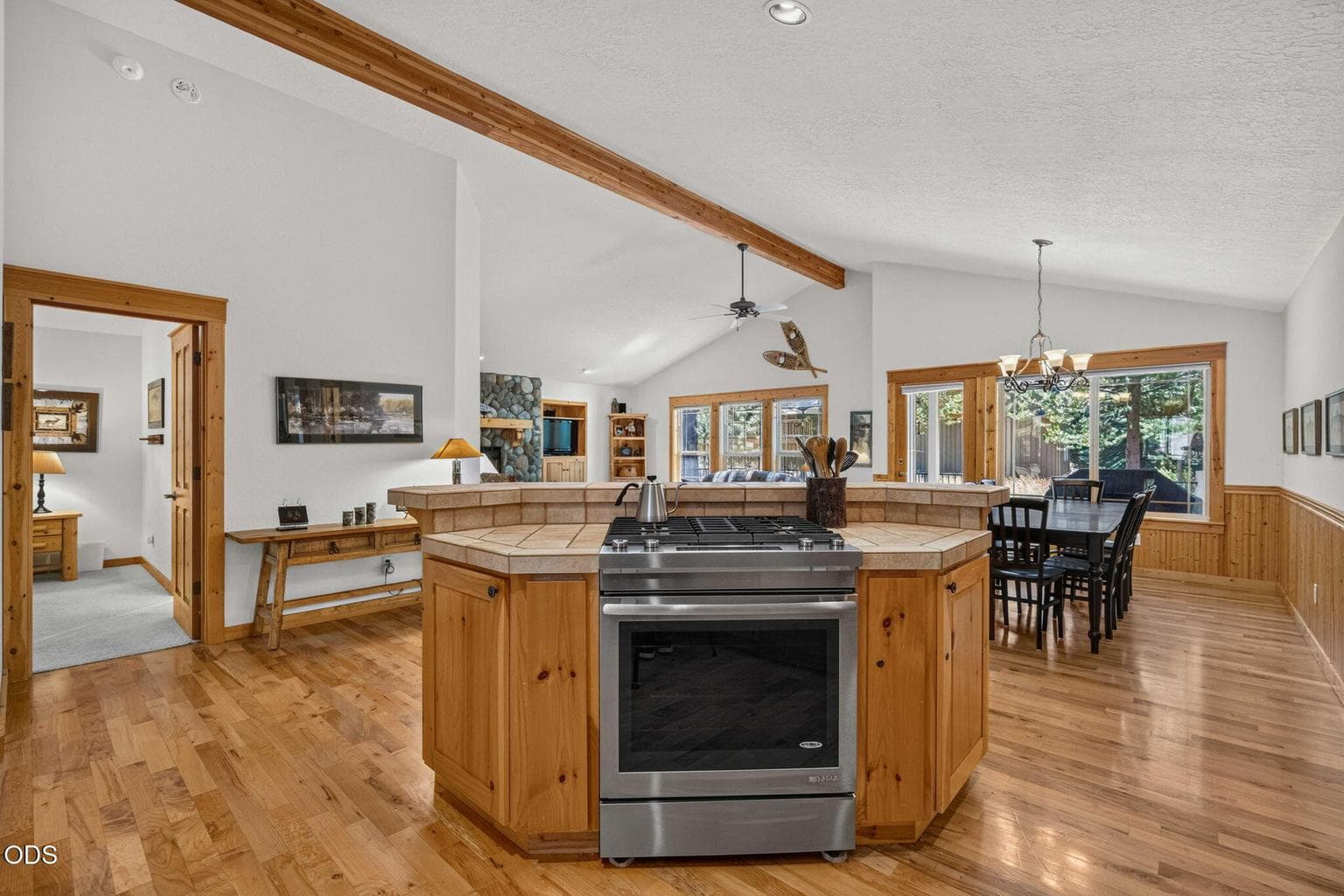 Photo of 57641 Splitrock Lane 7 of 39
