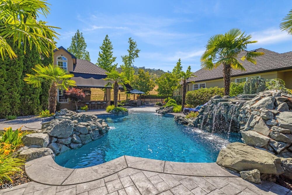 Photo of 1072 Castlewood Drive 1 of 52