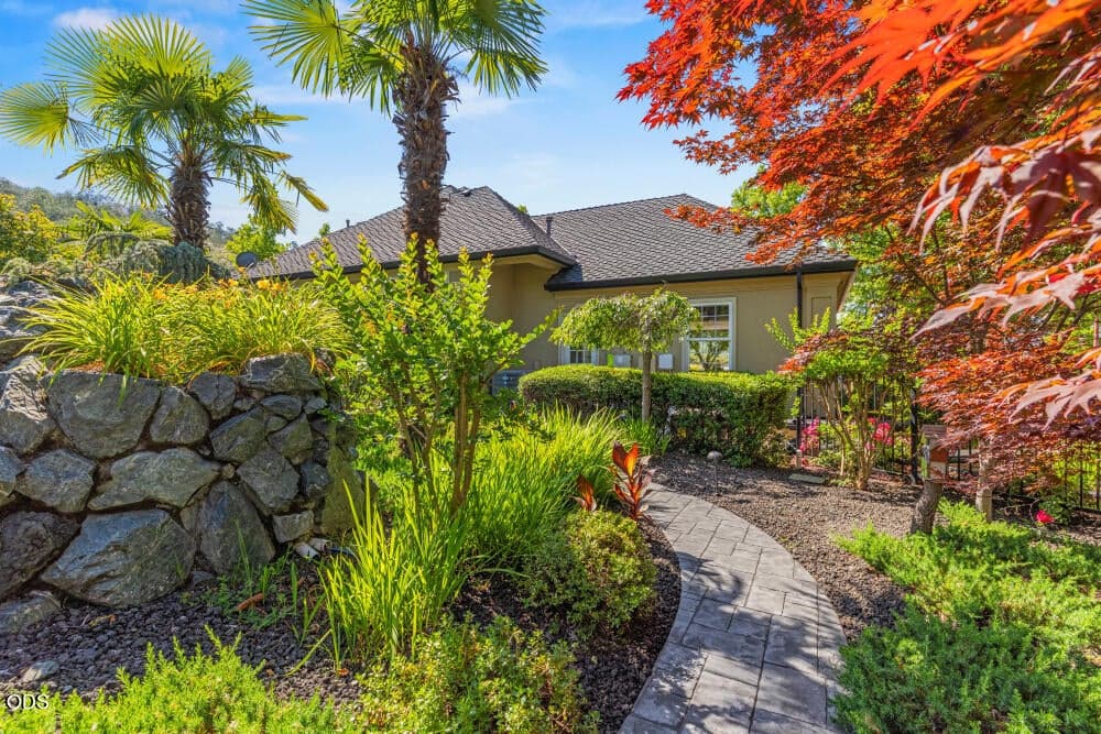 Photo of 1072 Castlewood Drive 3 of 52