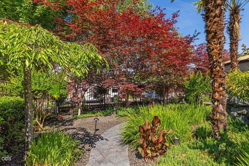 Photo of 1072 Castlewood Drive 5 of 52