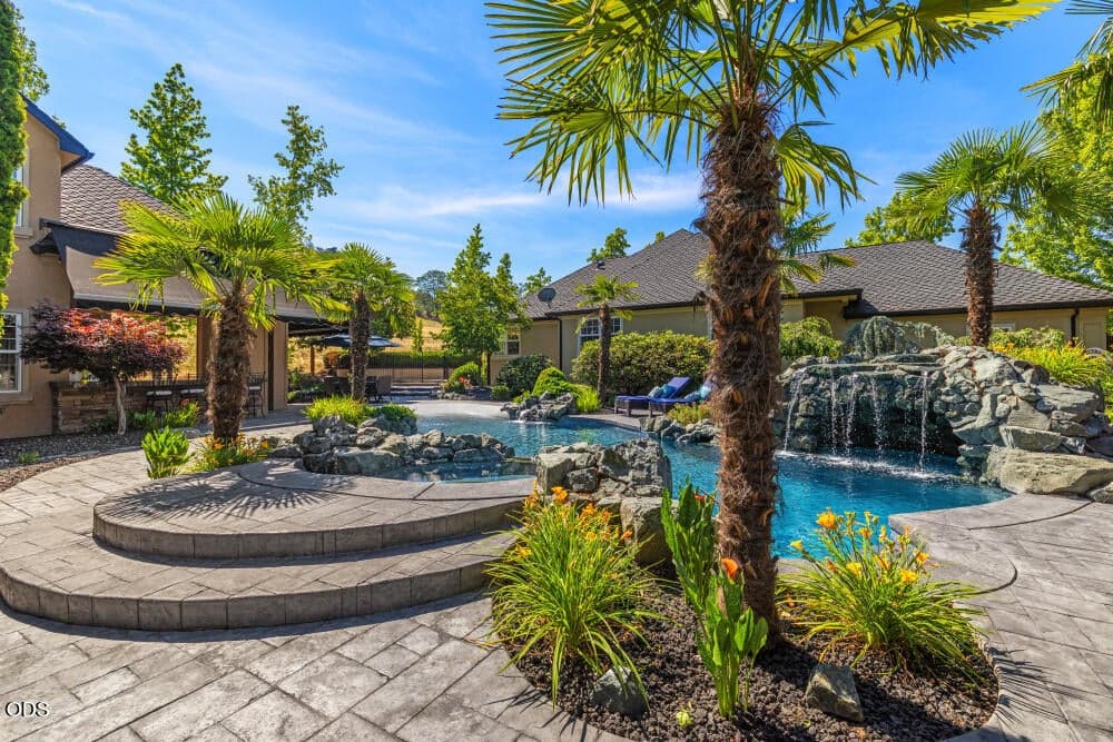 Photo of 1072 Castlewood Drive 6 of 52