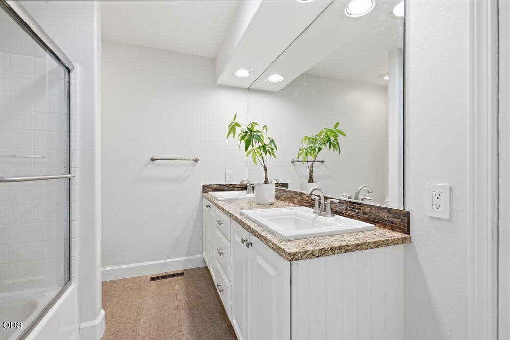 Upstairs full bath