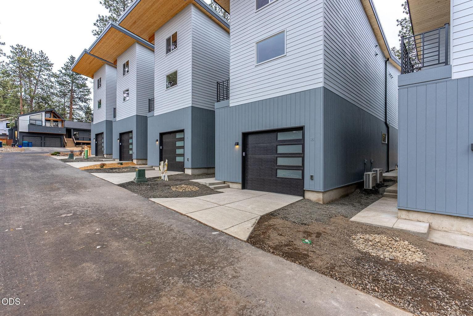 Photo of 930 NE Norton Avenue 1 of 3