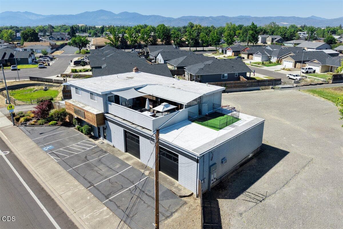 Photo of 2937 Merriman Road 2 of 37