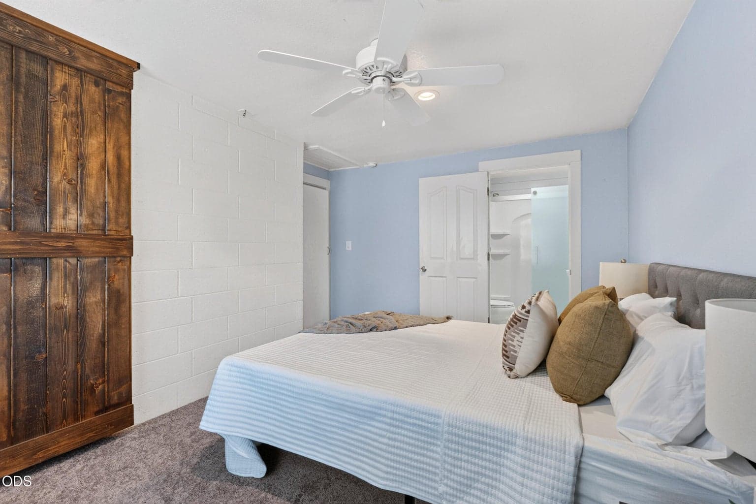 Photo of 1730 SW Canyon Drive 25 of 72