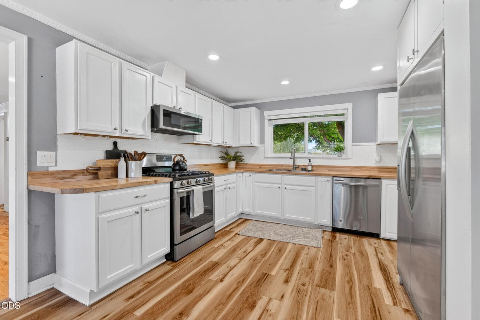 Photo of 1730 SW Canyon Drive 18 of 72