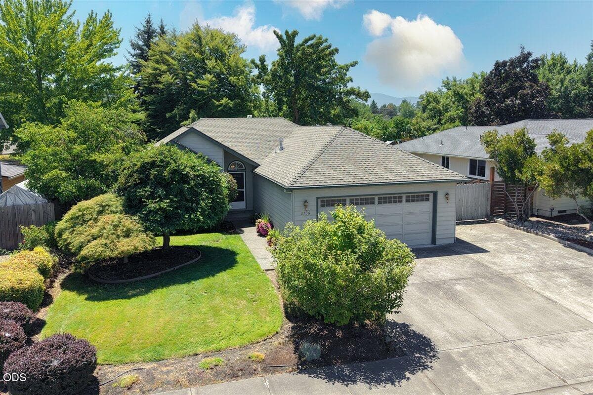 Photo of 2736 Juanita Avenue 1 of 28