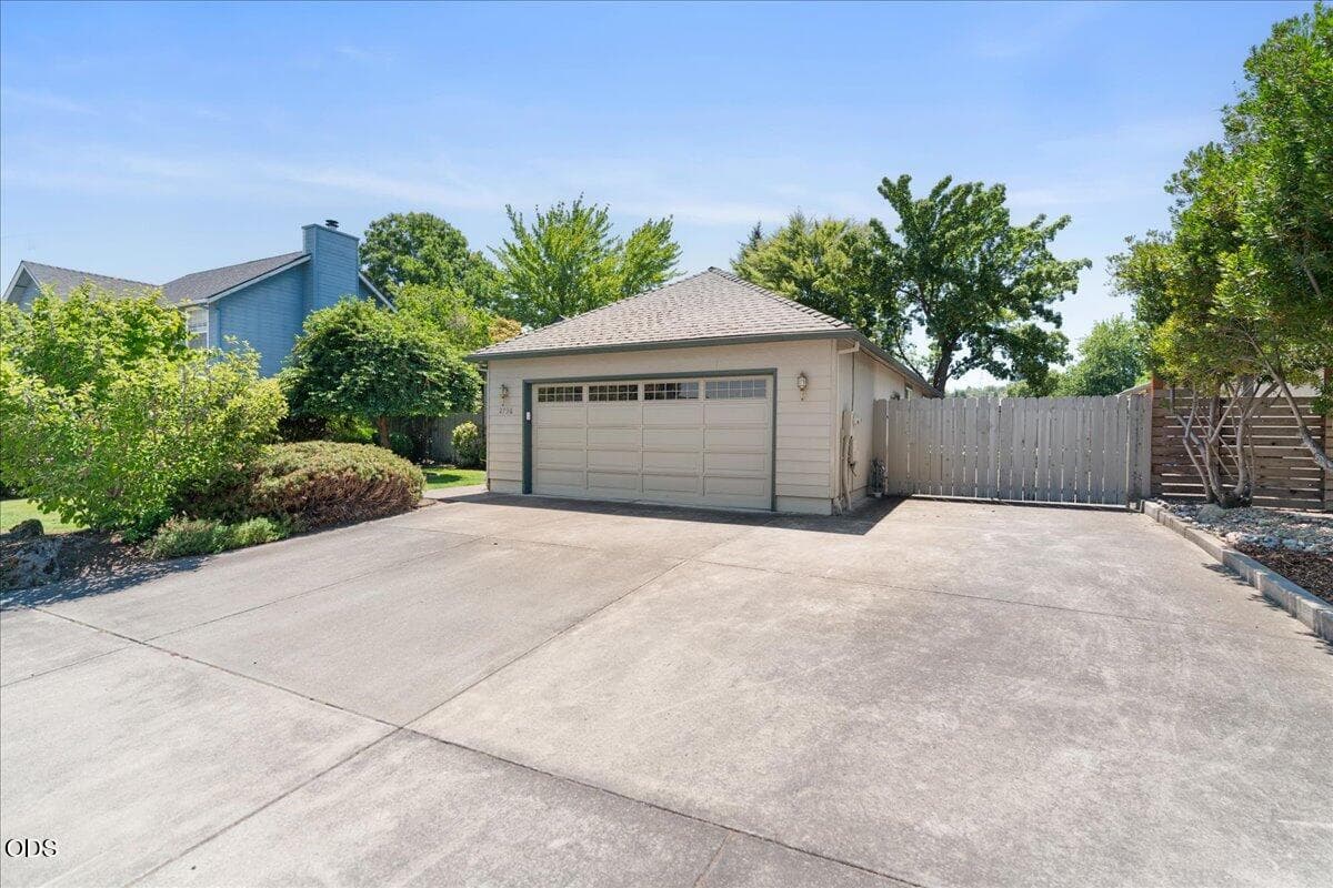 Photo of 2736 Juanita Avenue 2 of 28