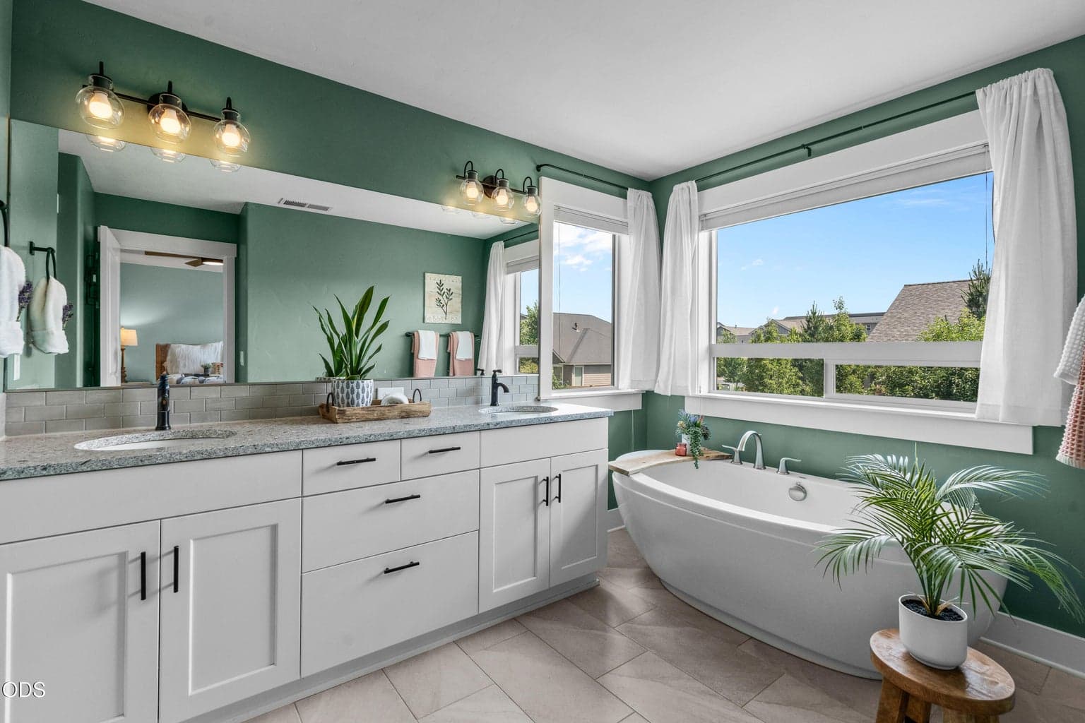 Look at this soaking tub!
