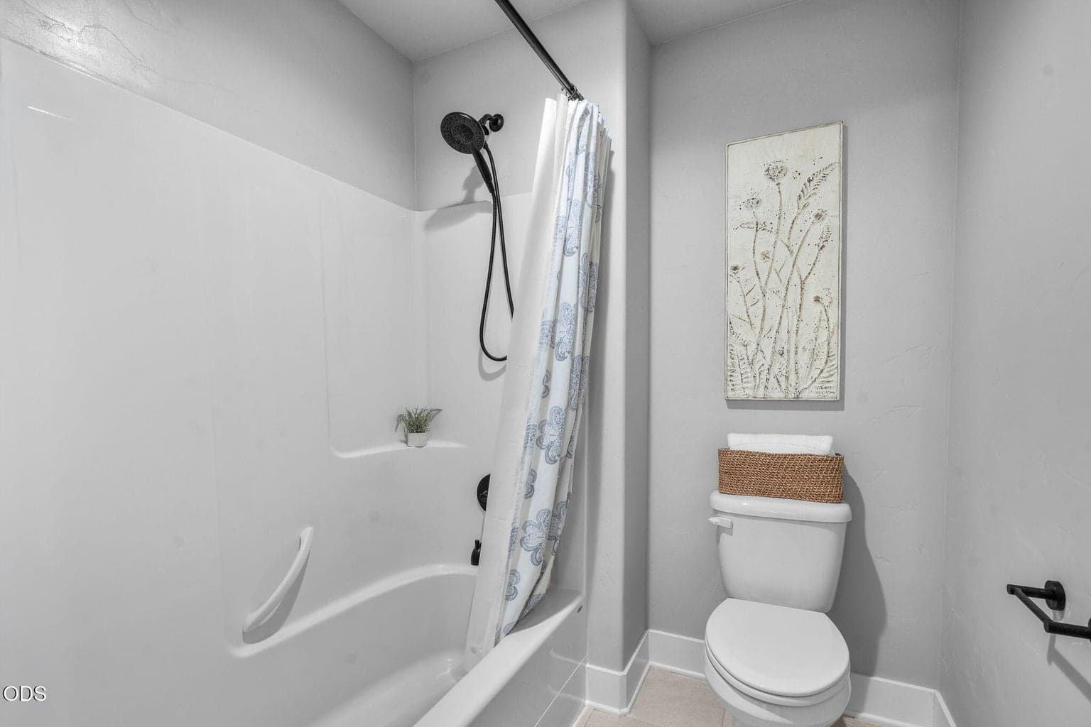 second floor tub/shower