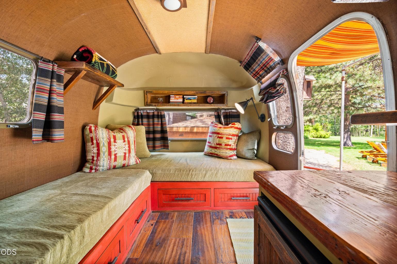 2 twin beds add more sleeping options to this property.