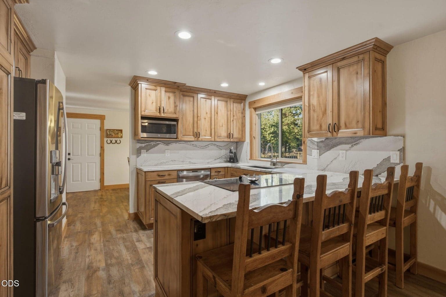 kitchen island/eating bar