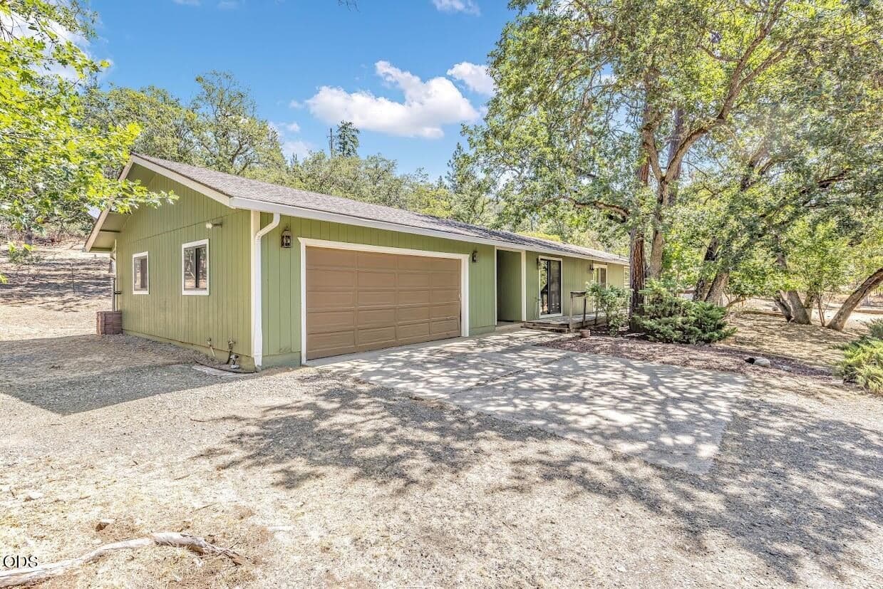 15 Twin Oaks Road
