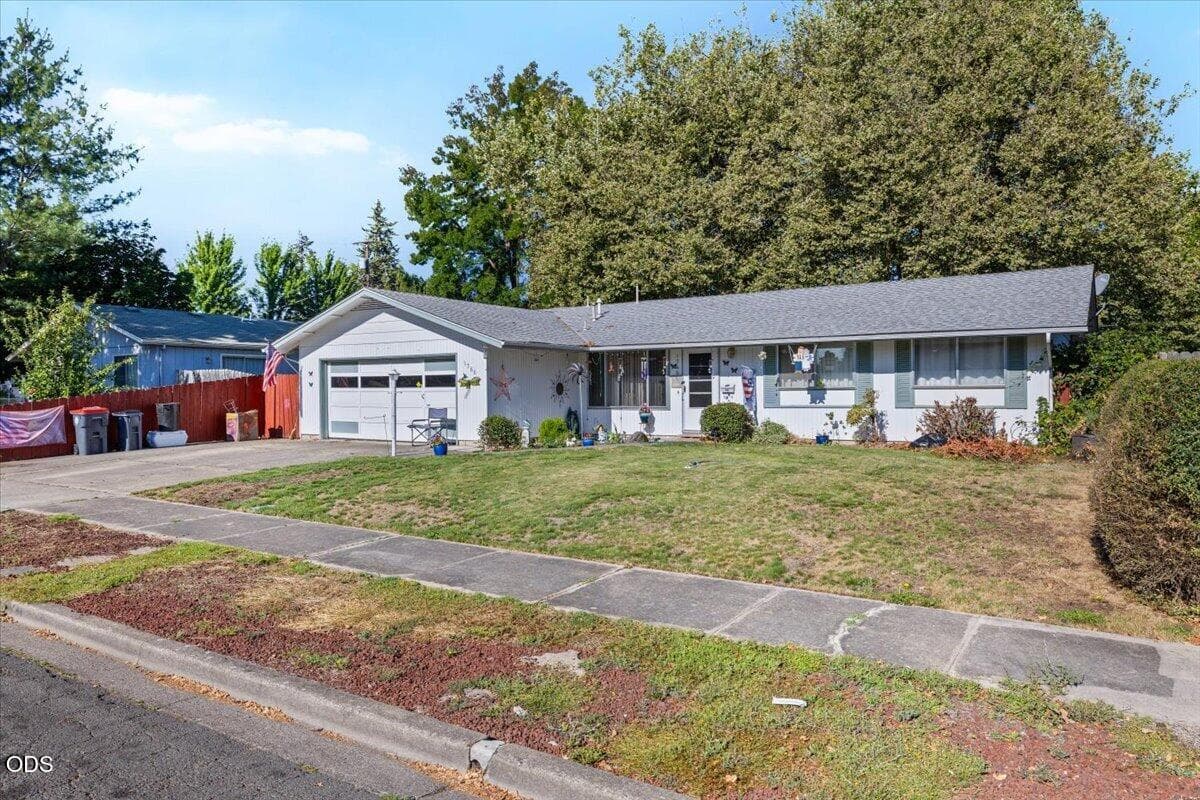 Photo of 1766 Howell Avenue 2 of 19