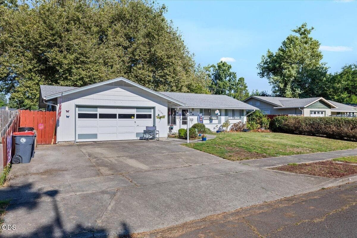 Photo of 1766 Howell Avenue 3 of 19
