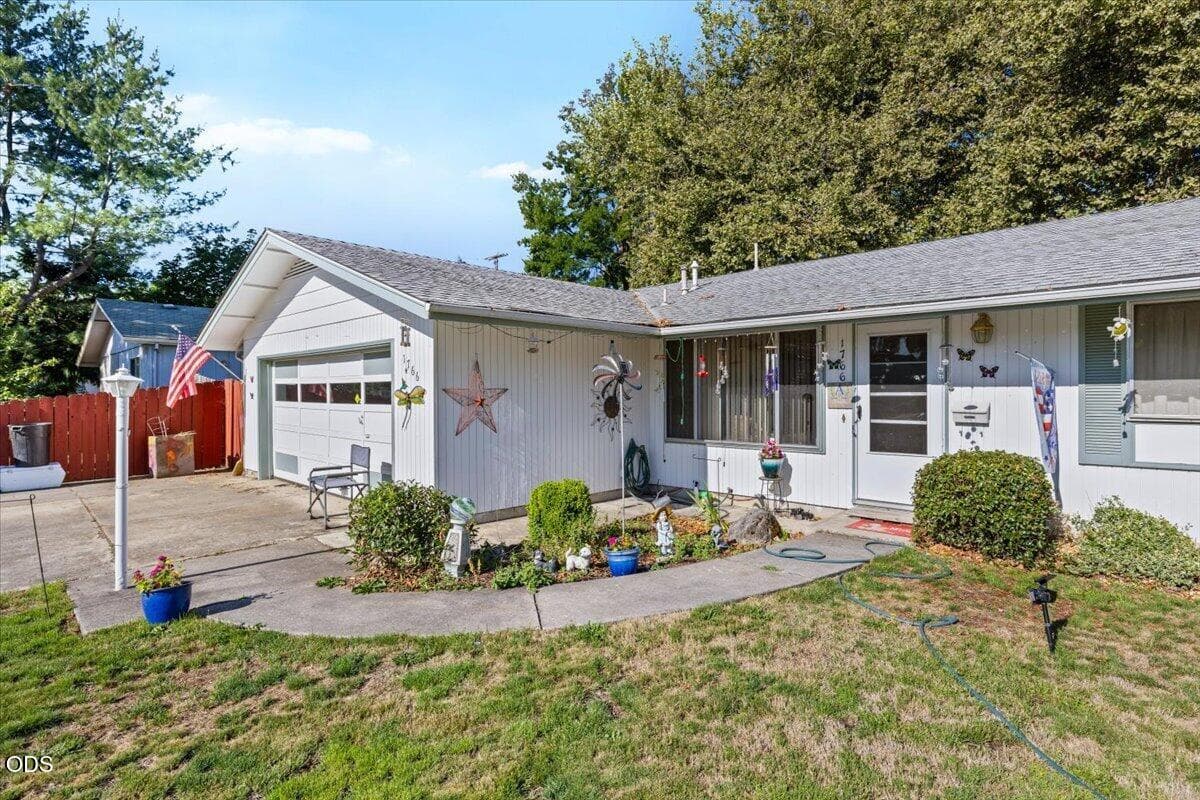 Photo of 1766 Howell Avenue 4 of 19