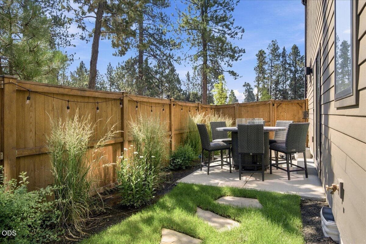 Photo of 916 W McKenzie Highway 46 of 52