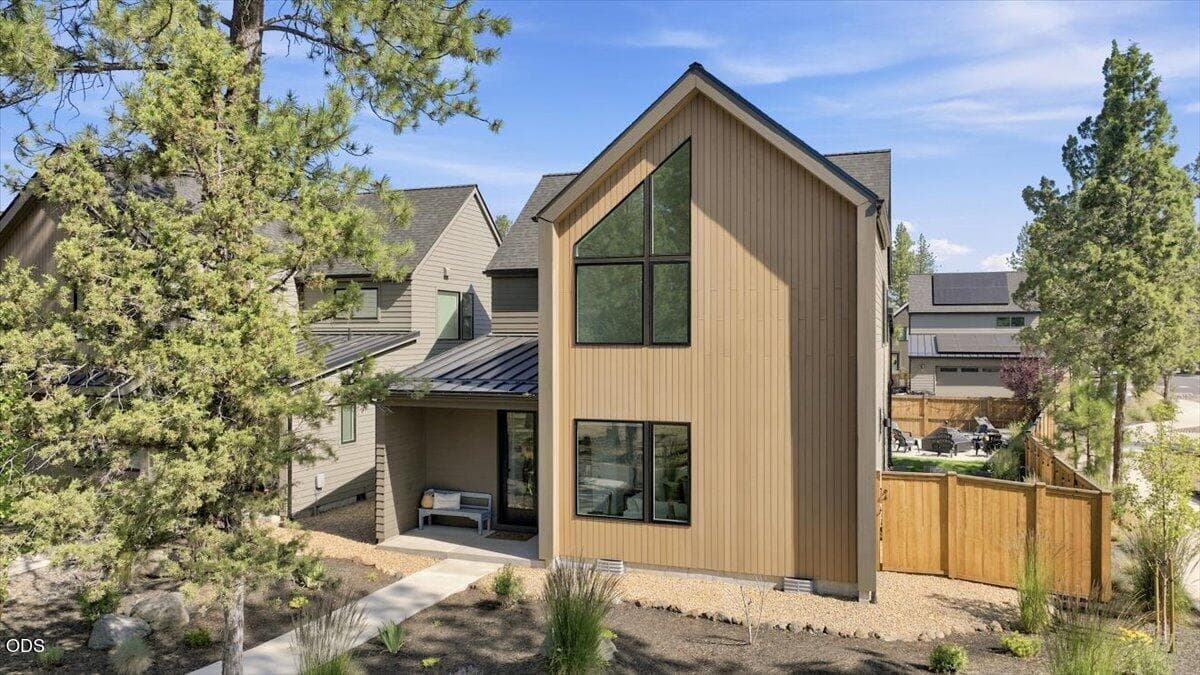 Photo of 916 W McKenzie Highway 49 of 52