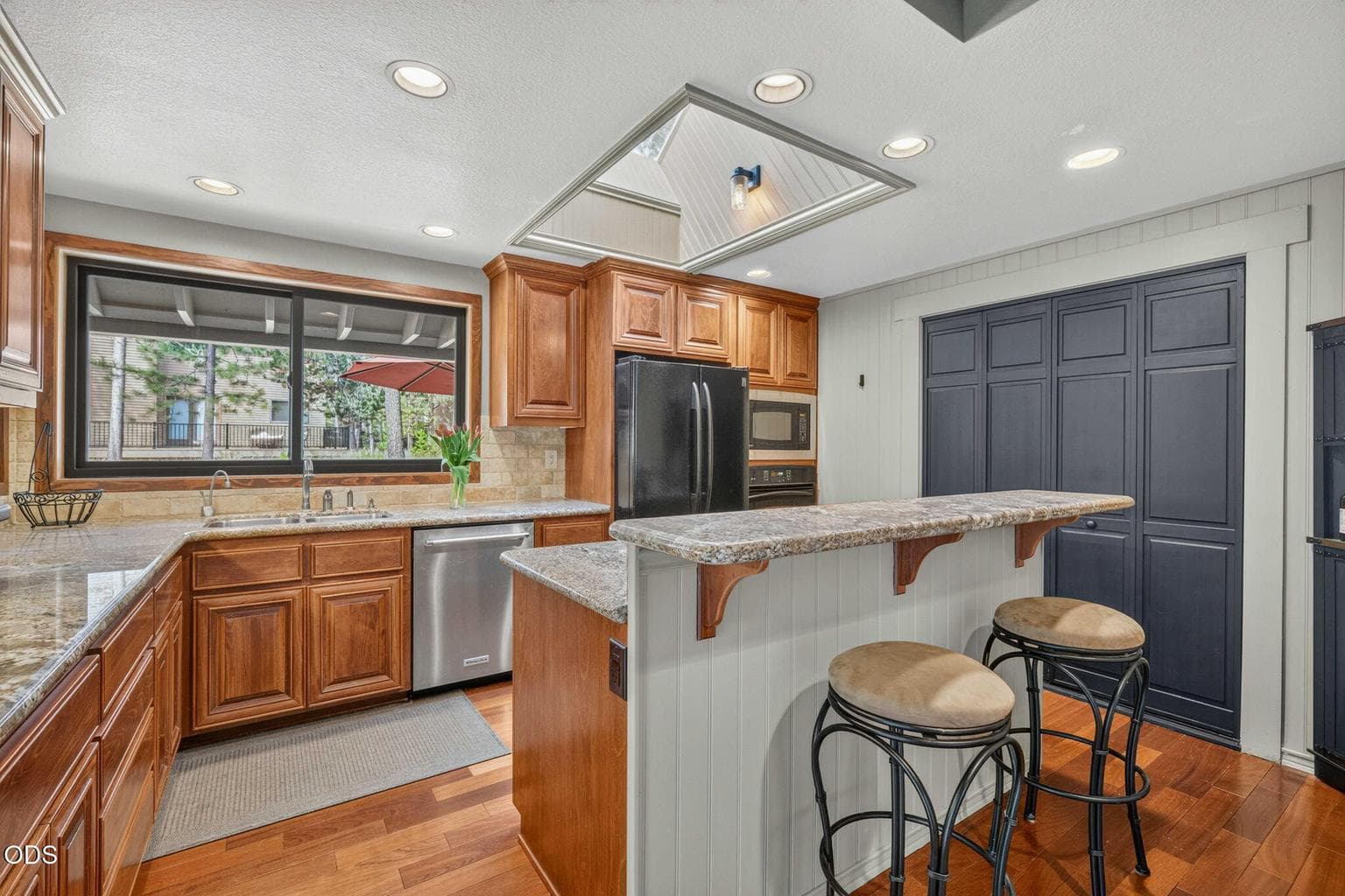 Kitchen with breakfast bar, gives a place to gather, watch the cooking and enjoy conversation over wine or coffee.