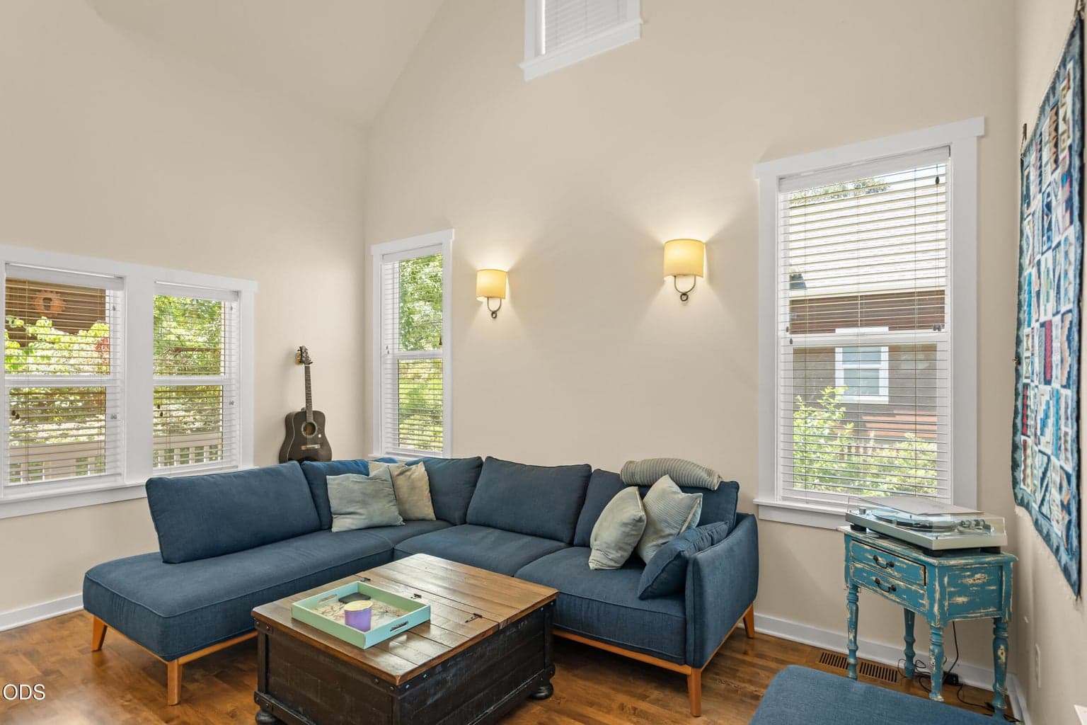 Photo of 2277 Siskiyou Boulevard 5 of 50