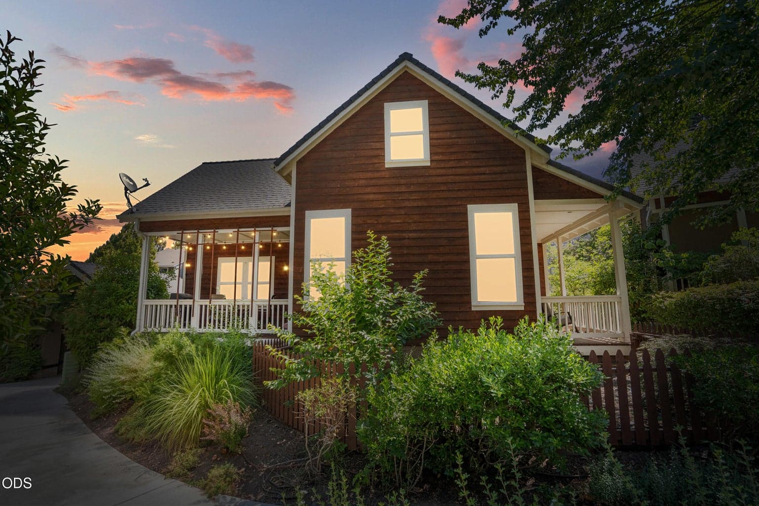 Photo of 2277 Siskiyou Boulevard 2 of 50