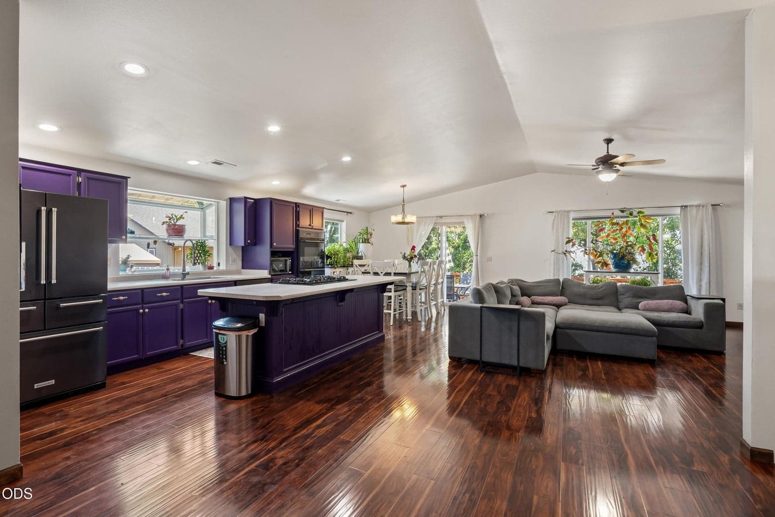 Photo of 472 Phyllis Drive 3 of 34