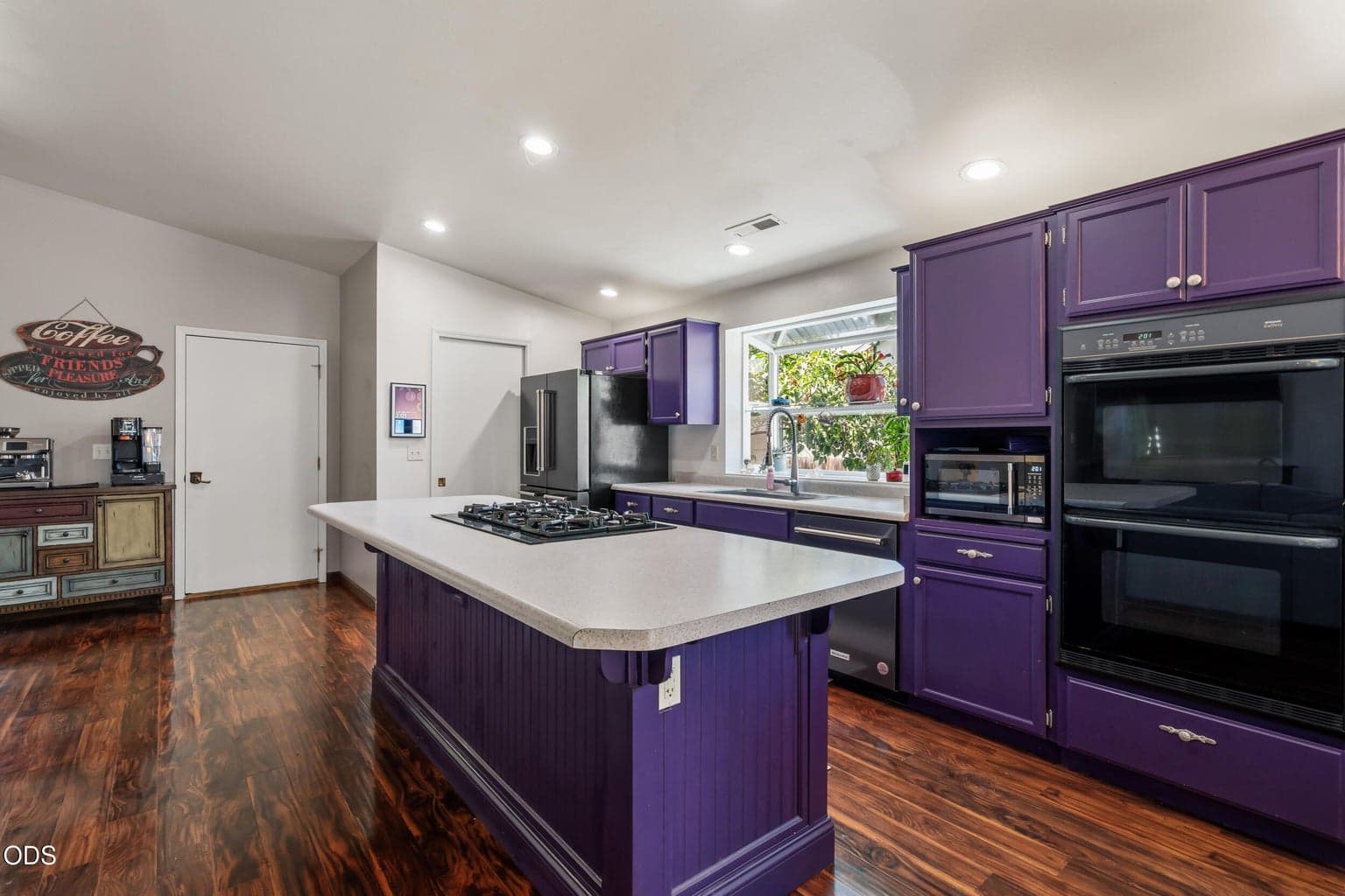 Photo of 472 Phyllis Drive 5 of 34