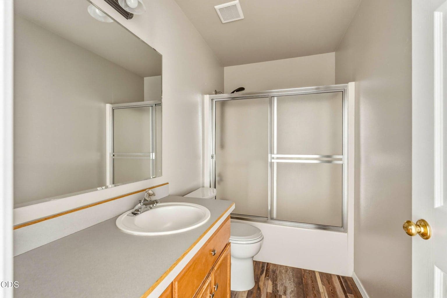 Hallway, full bathroom