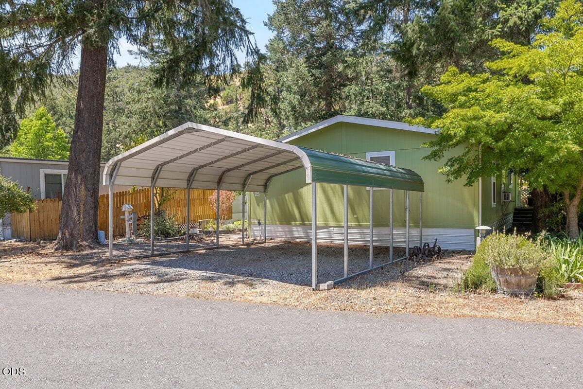Photo of 537 Thompson Creek Road 4 of 19