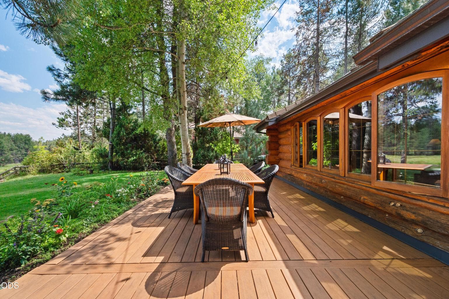 Dine al fresco with the Deschutes as your backdrop.