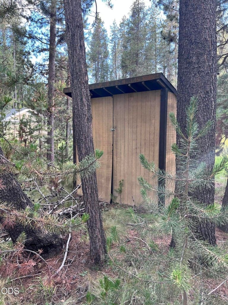 small shed included
